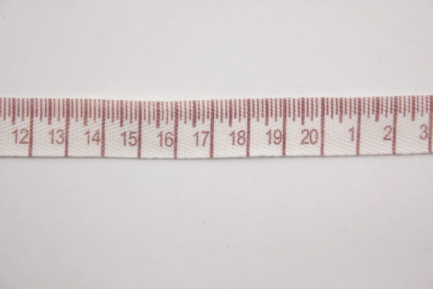 Ivoor -donkerrood-centimeterband.