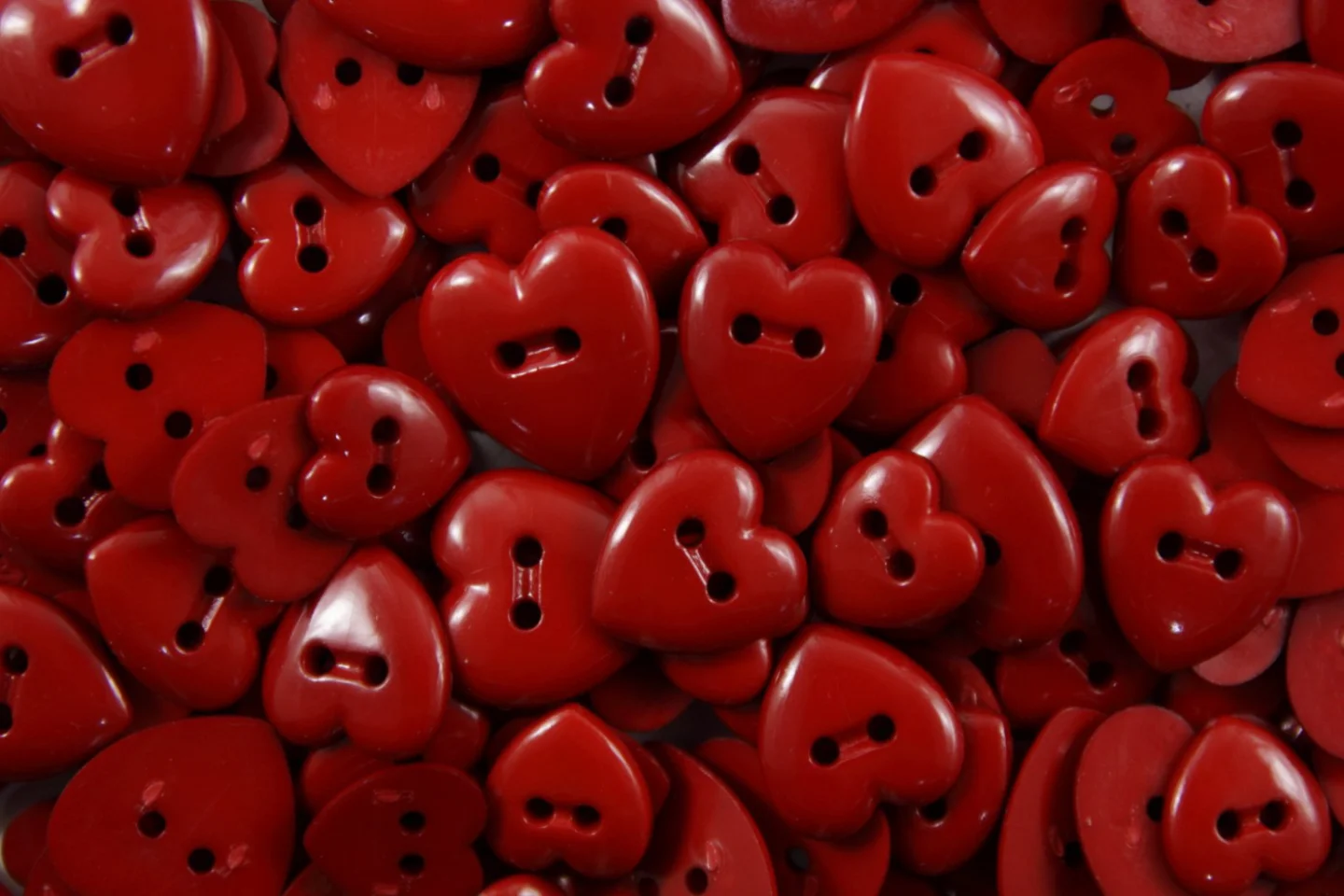 Sierknoopjes-rood-hartjes-12 14 en 17 mm.