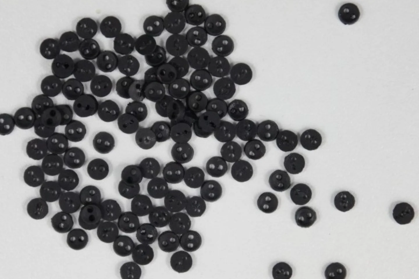 Mini knoopjes-zwart-5mm-2 gaatjes.