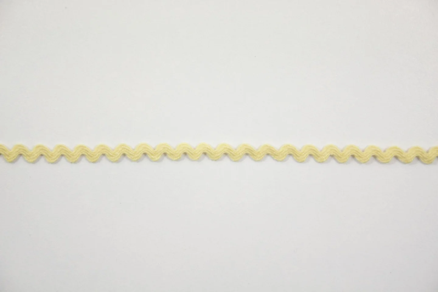 Zachtgeel zigzagband-6 mm.