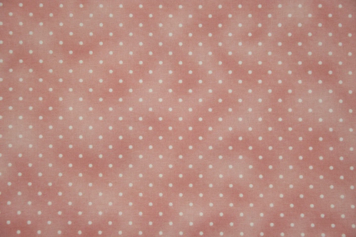 quiltstof-roze gevlamd-witte stipjes-May.