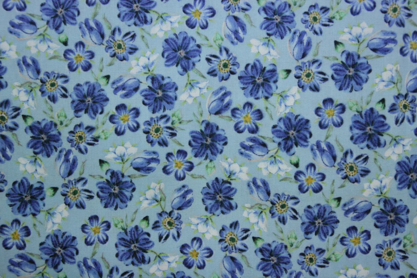 quiltstof-lichtblauw-blauwe en wtte bloe.