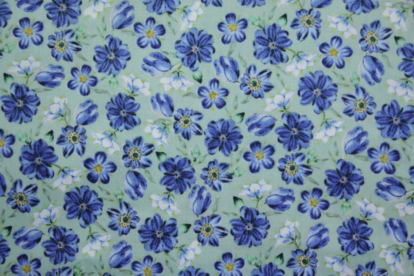 quiltstof-mintgroen-blauwe en wtte bloem.
