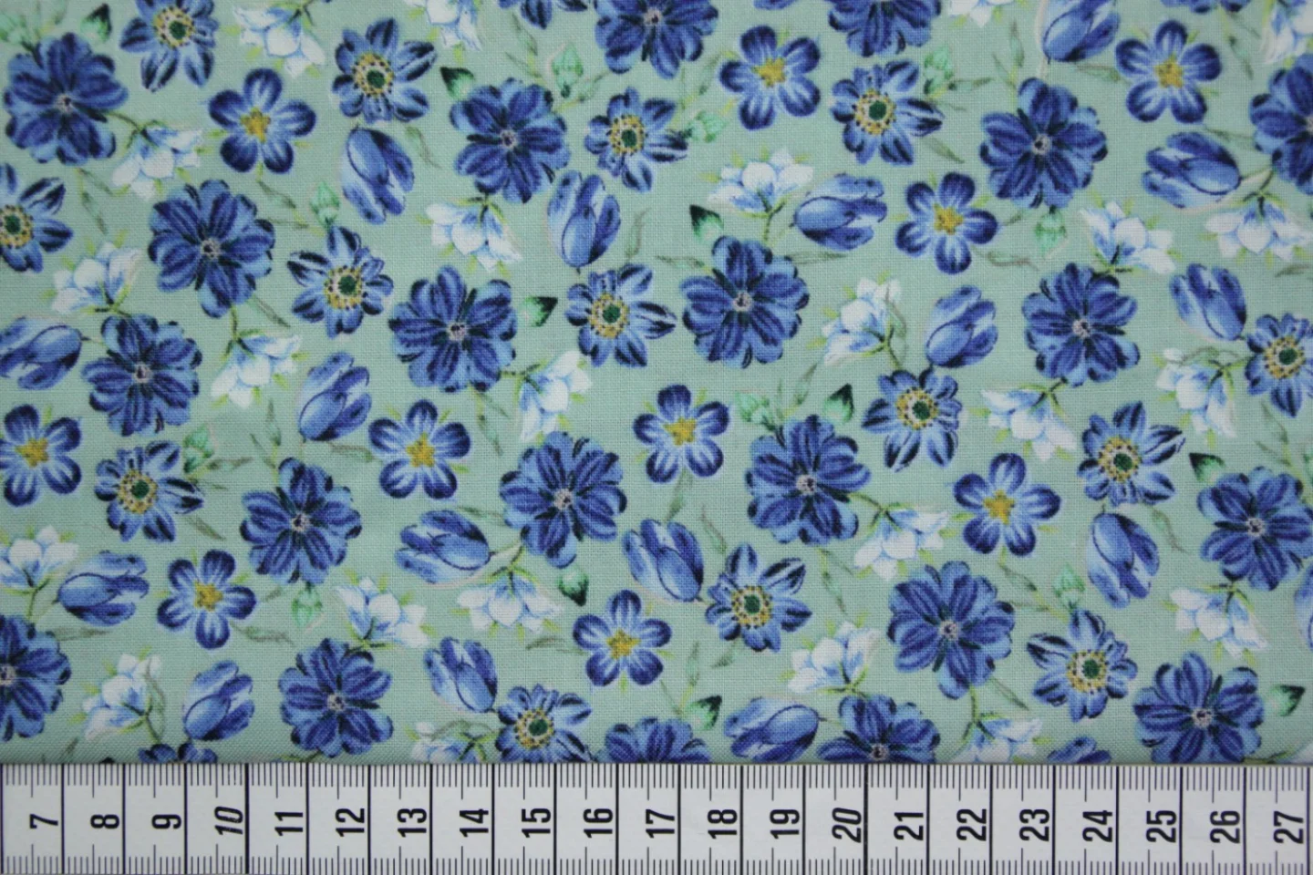 quiltstof-mintgroen-blauwe en wtte bloem.