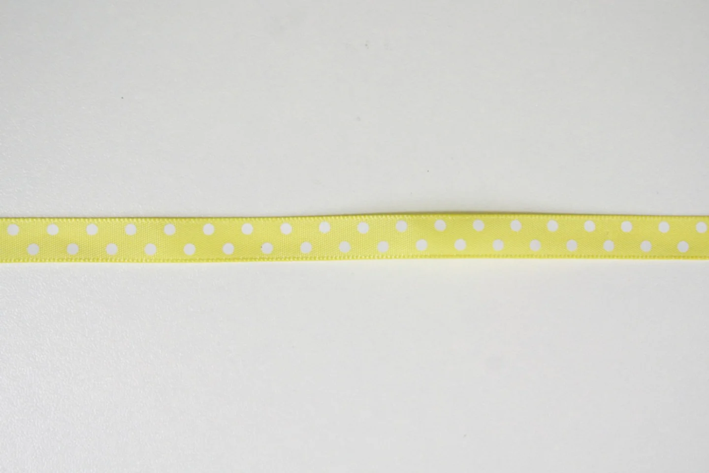 Lint-geel met wit stipje-zachtgeel-voorj.