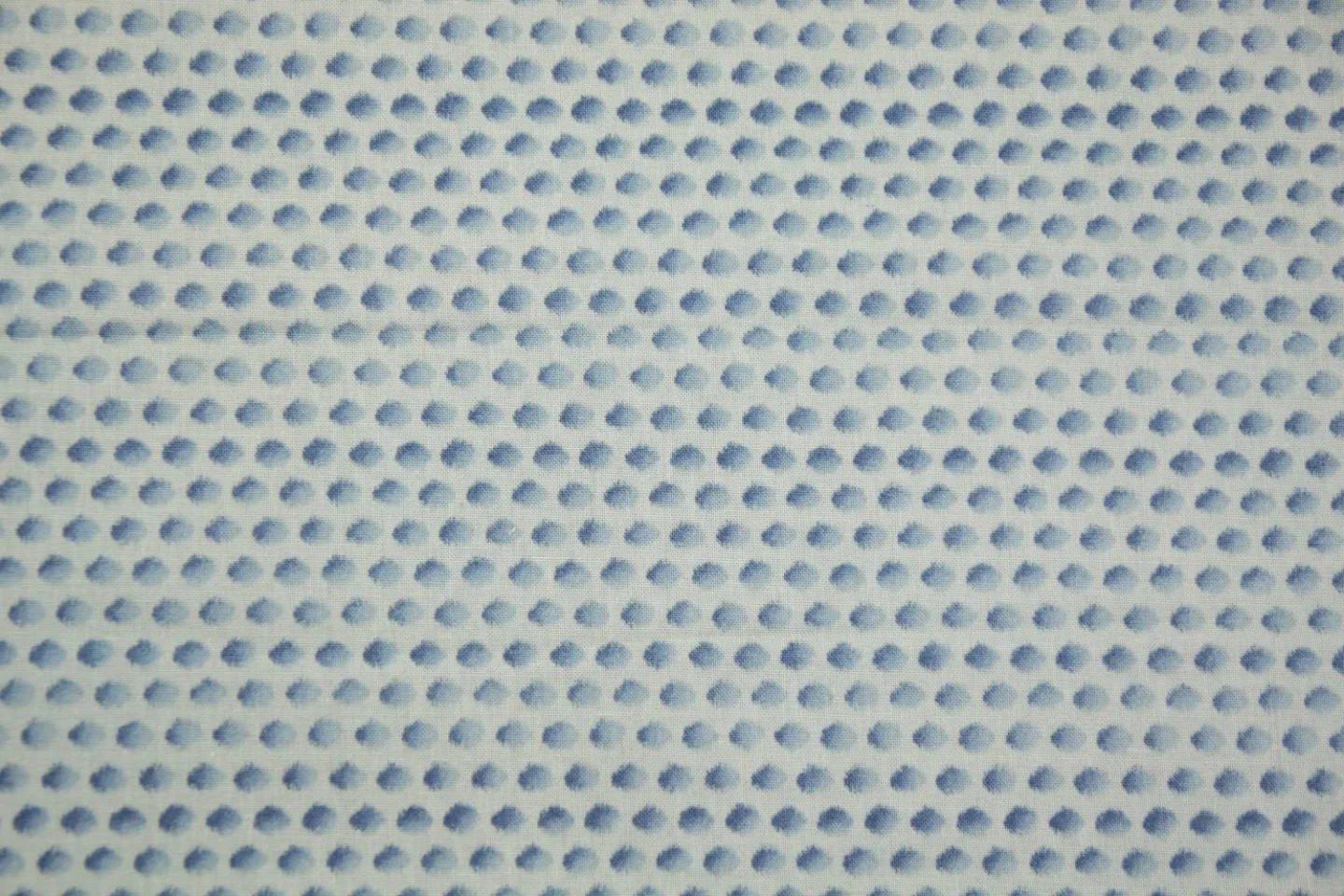 quiltstof-licht grijsblauw met dots van.