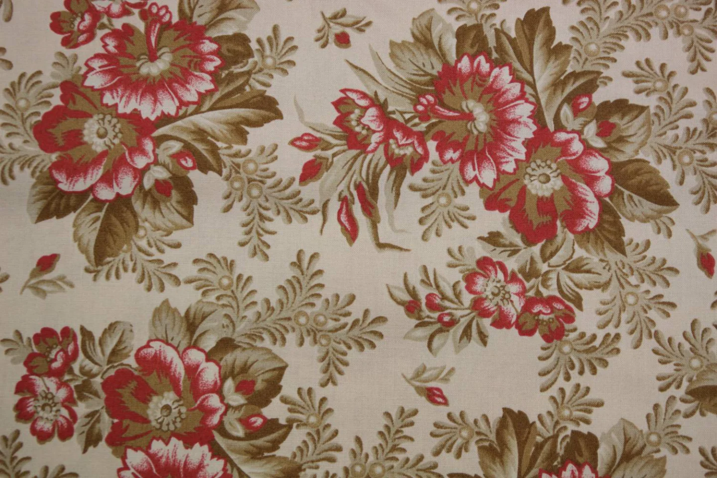 quiltstof-taupe-bloemen in rood, taupe e.