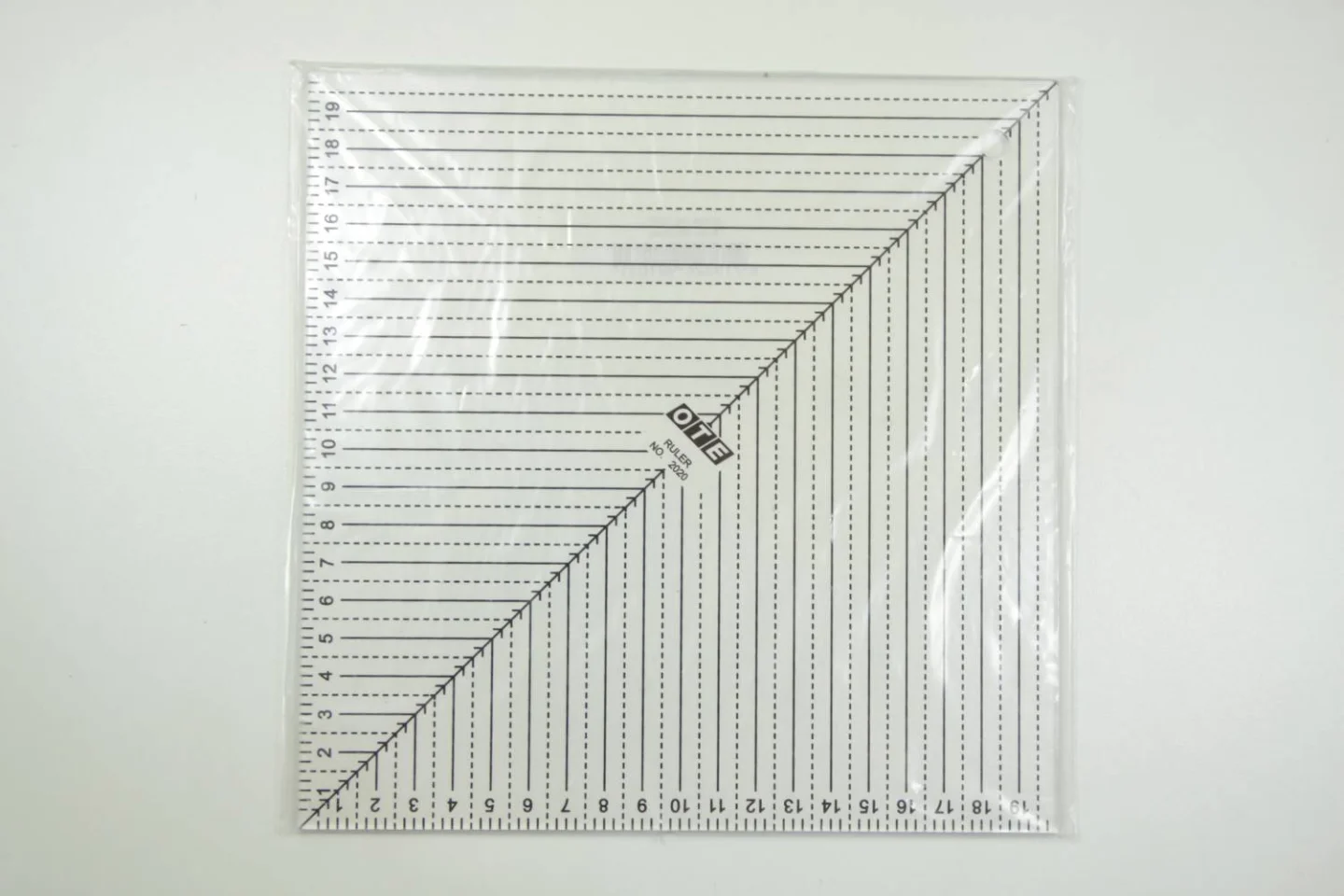 Liniaal 20x20 cm van Olfa-Vierkante lini.