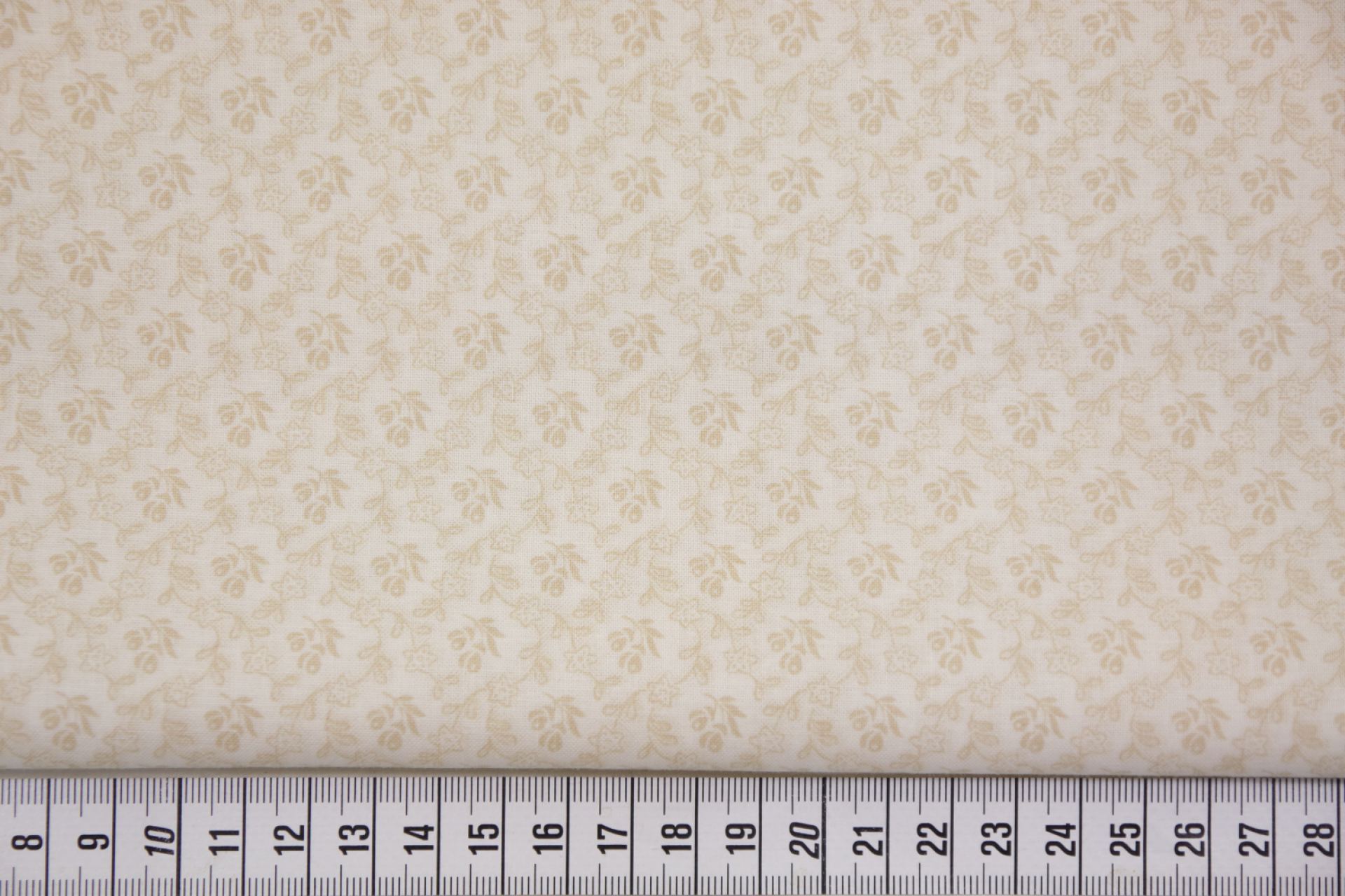 quiltstof-Ecru- taupe bloementakjes-Patc