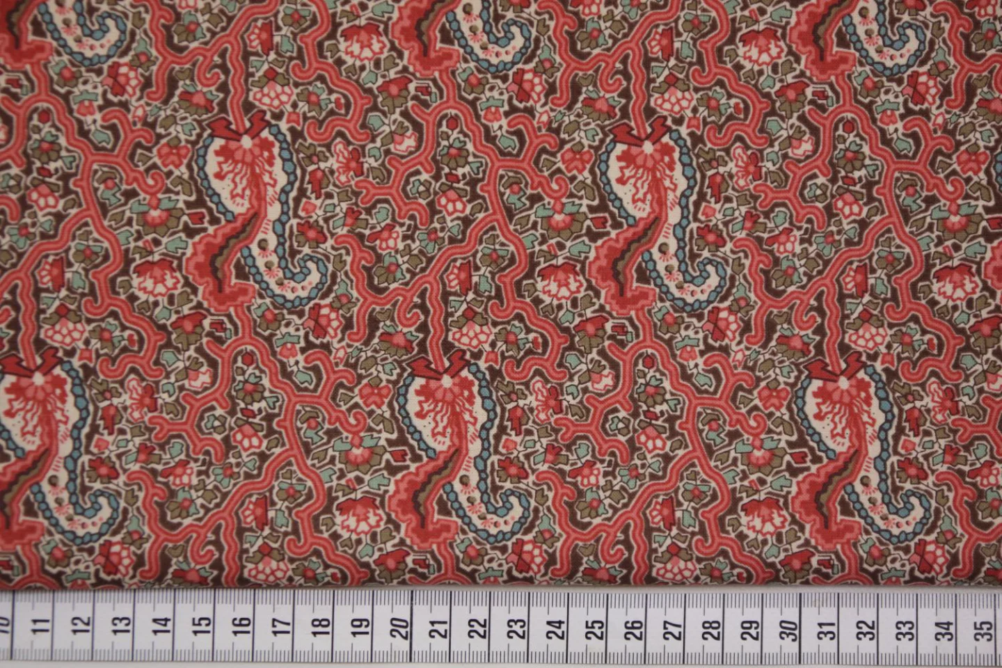 quiltstof-Zalmroze met multicolor patroo.