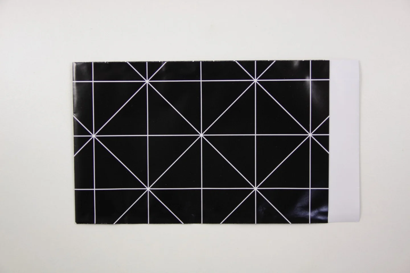 Zakje-papier-zwart- wit grafisch patroon.